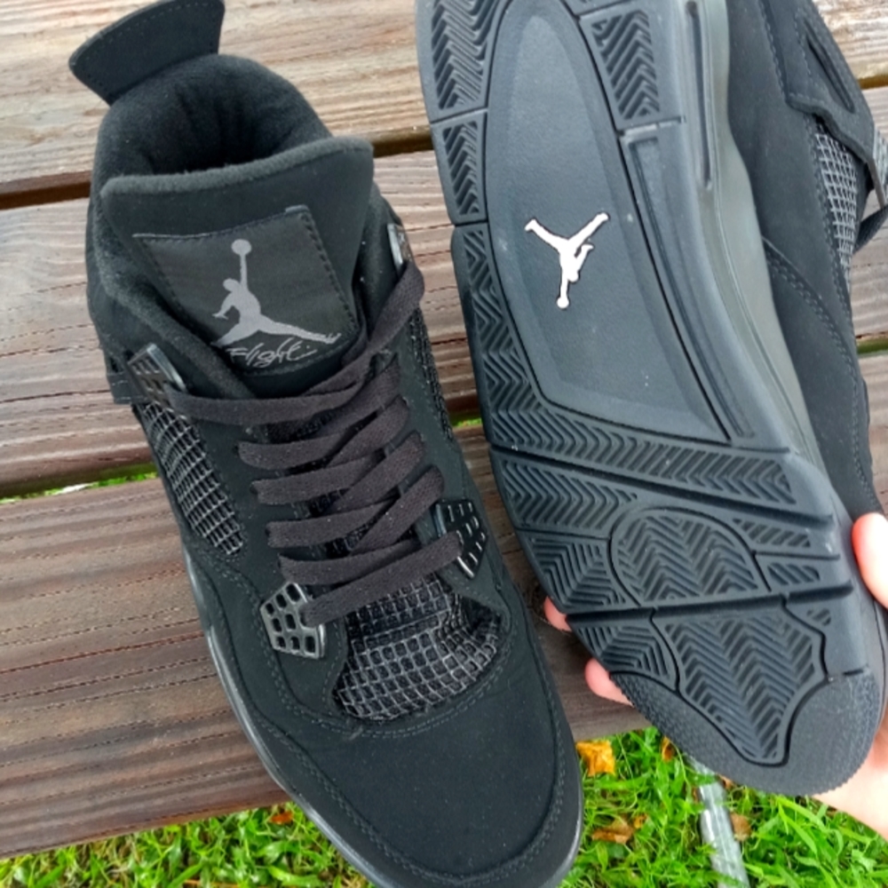 Air Jordan 4 Black Cats Size 10 in Mens BRAND NEW worn once...